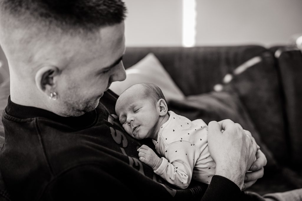 Babyshoot, vader met babydochter, door fotograaf Nickie Fotografie uit Friesland.