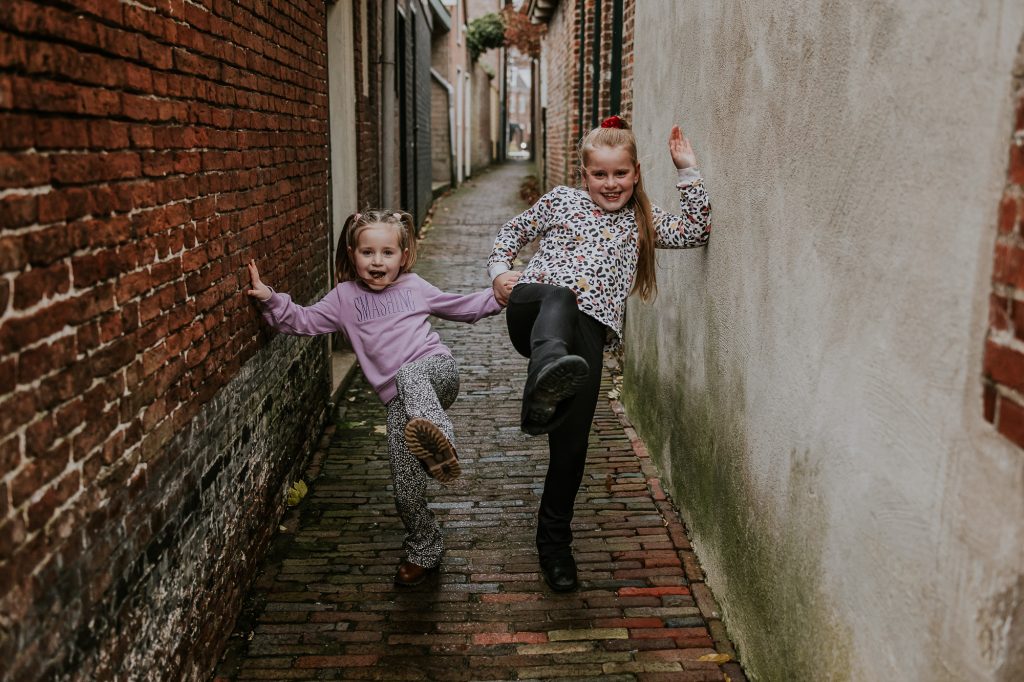 Lekker gek doen tijdens de fotoshoot. Kinderfotografie door fotograaf NIckie Fotografie uit Friesland.