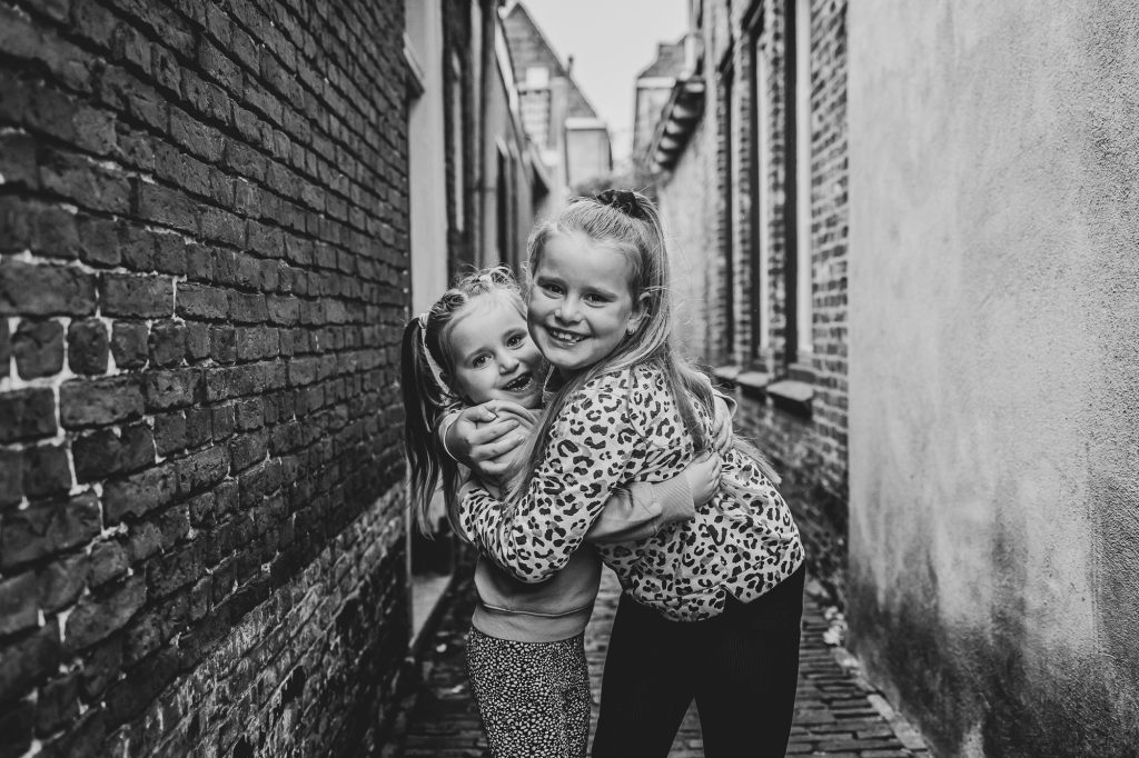 Portret van lieve knuffelende zussen door fotograaf Nickie Fotografie uit Dokkum, Friesland.