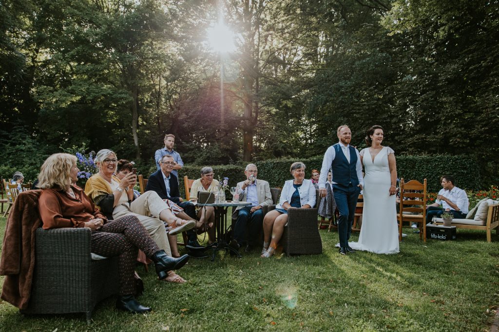 Buiten trouwen in Bakkeveen, de Slotplaats. Huwelijksfotografie door huwelijksfotograaf Nickie Fotografie uit Friesland.