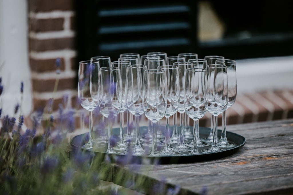 De champagne glazen staan al klaar voor de toost. 
bruidsfotografie door bruidsfotograaf Nickie Fotografie.