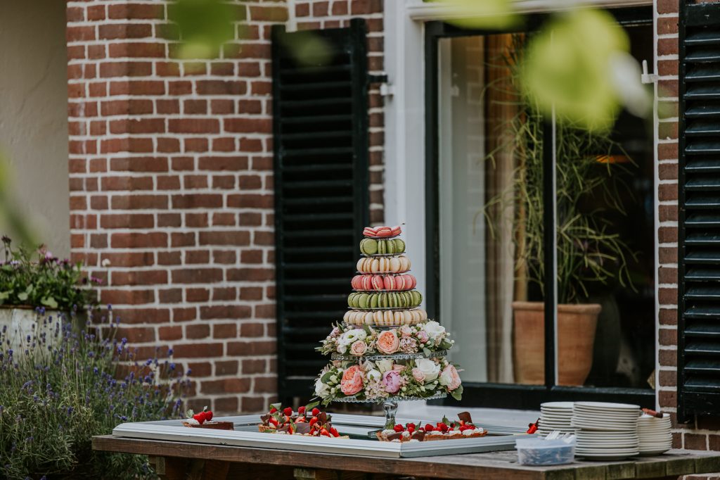 Trouwen in Drenthe  De Jufferen van Lunsingh. Heerlijke en kleurrijke macrontoren. Bruidsreportage door bruidsfotograaf Nickie Fotografie.