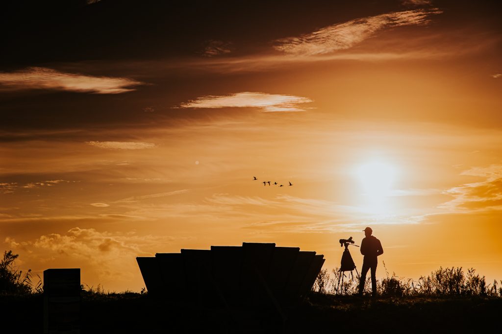 Vogelspotter bij het Lauwersmeer met zonsopkomst door fotograaf Nickie Fotografie uit Friesland.