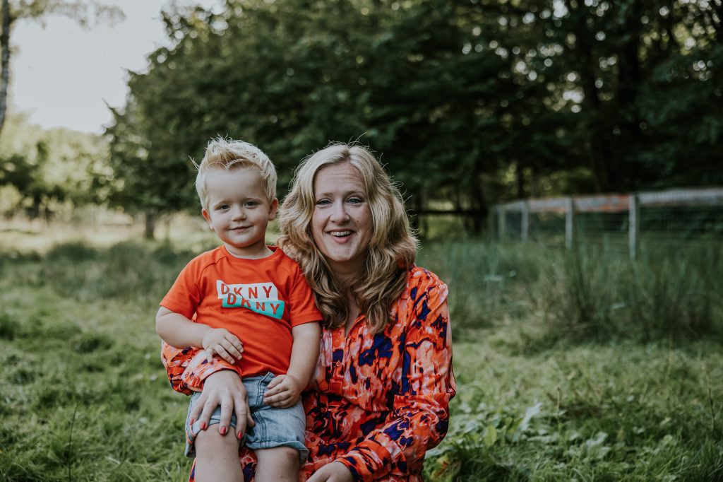 Portret van moeder en zoon door fotograaf Nickie Fotografie uit Friesland.
