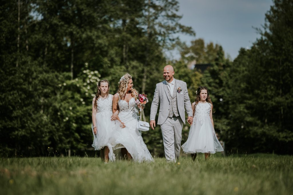 Trouwen in Twijzel, Friesland. Gezinsportret van het bruidspaar. Huwelijksfotografie door huwelijksfotograaf Nickie Fotografie.