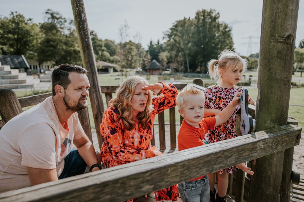 Ouders spelen met hun kinderen op het piratenschip bij kinderboerderij de Naturij in Drachten. Lifestyle gezinsshoot door fotograaf Nickie Fotografie uit Friesland.
