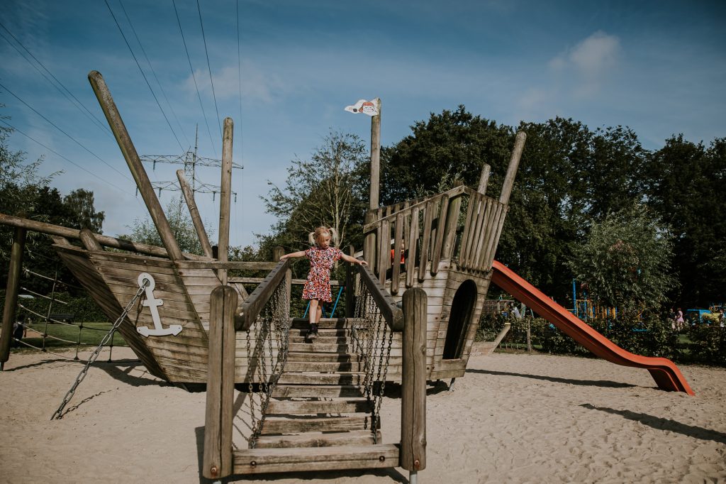 Spelen op het piratenschip van kinderboerderij de Naturij in Drachten. Fotosessie door fotograaf Nickie Fotografie uit Friesland.