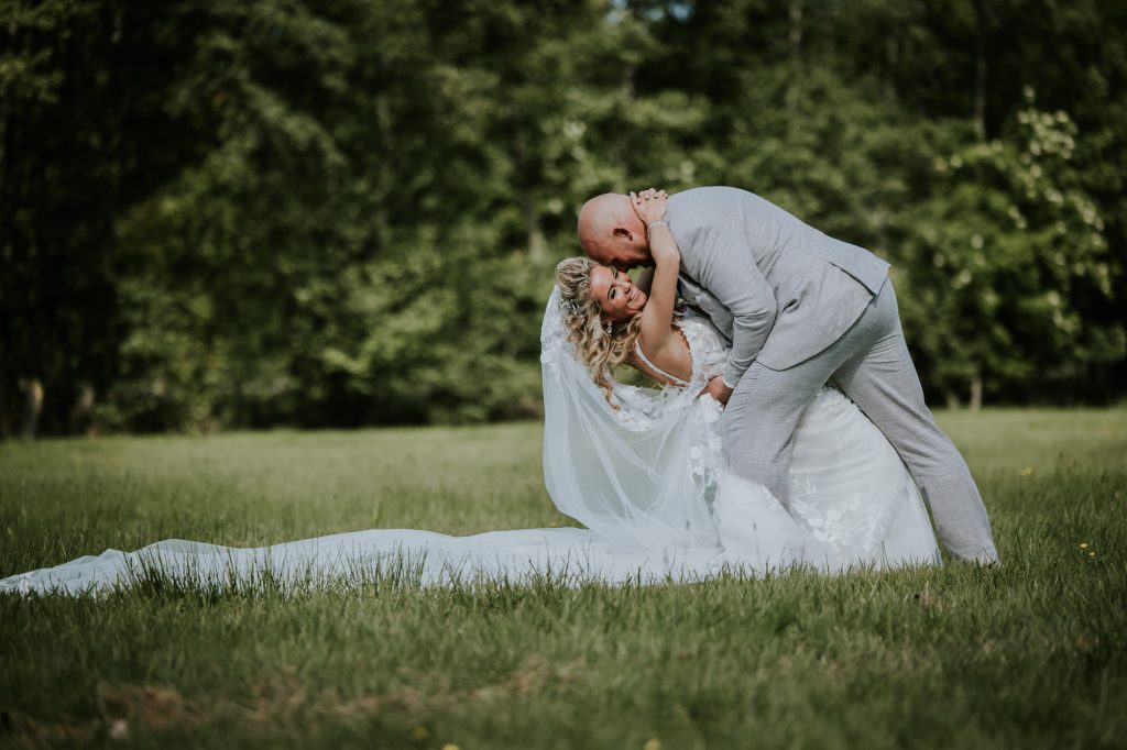 Gezelligheid en lachen tijdens de trouwshoot. Bruidsfotografie Friesland, Twijzel, door trouwfotograaf Nickie Fotografie.