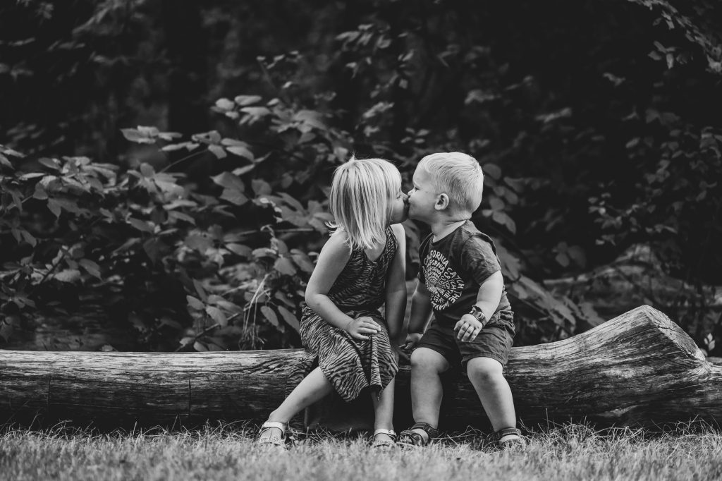 Broer en zus liefde. Zwart wit portret door kinderfotograaf Nickie Fotografie uit Dokkum, Friesland.