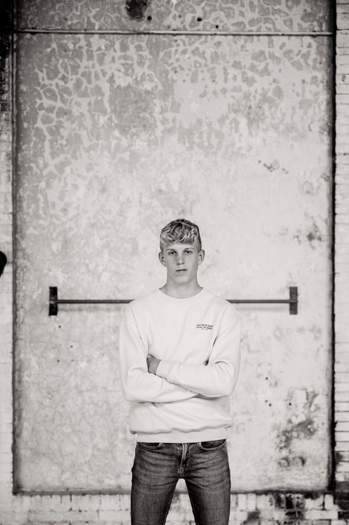 Zwart-wit portret in industriële omgeving door portretfotograaf Nickie Fotografie uit Friesland.