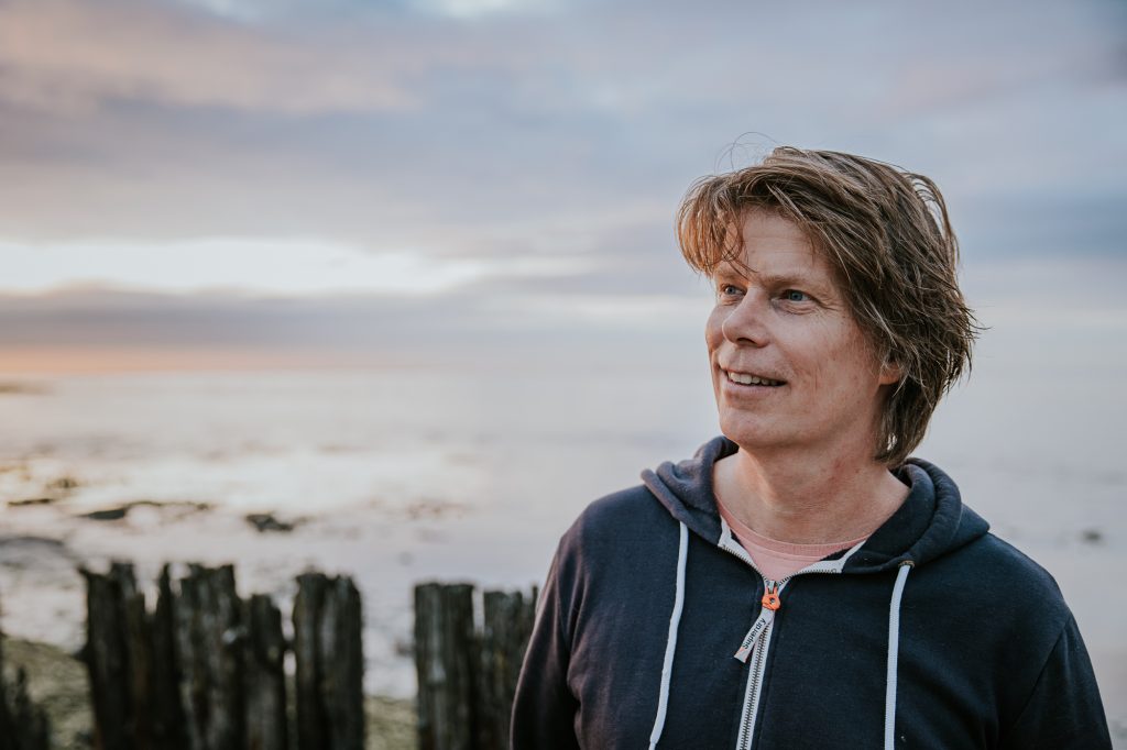 Fotoshoot bij de paaltjes van Moddergat met de Waddenzee als achtergrond tijdens het gouden uur, door fotograaf NIckie Fotografie uit Friesland.