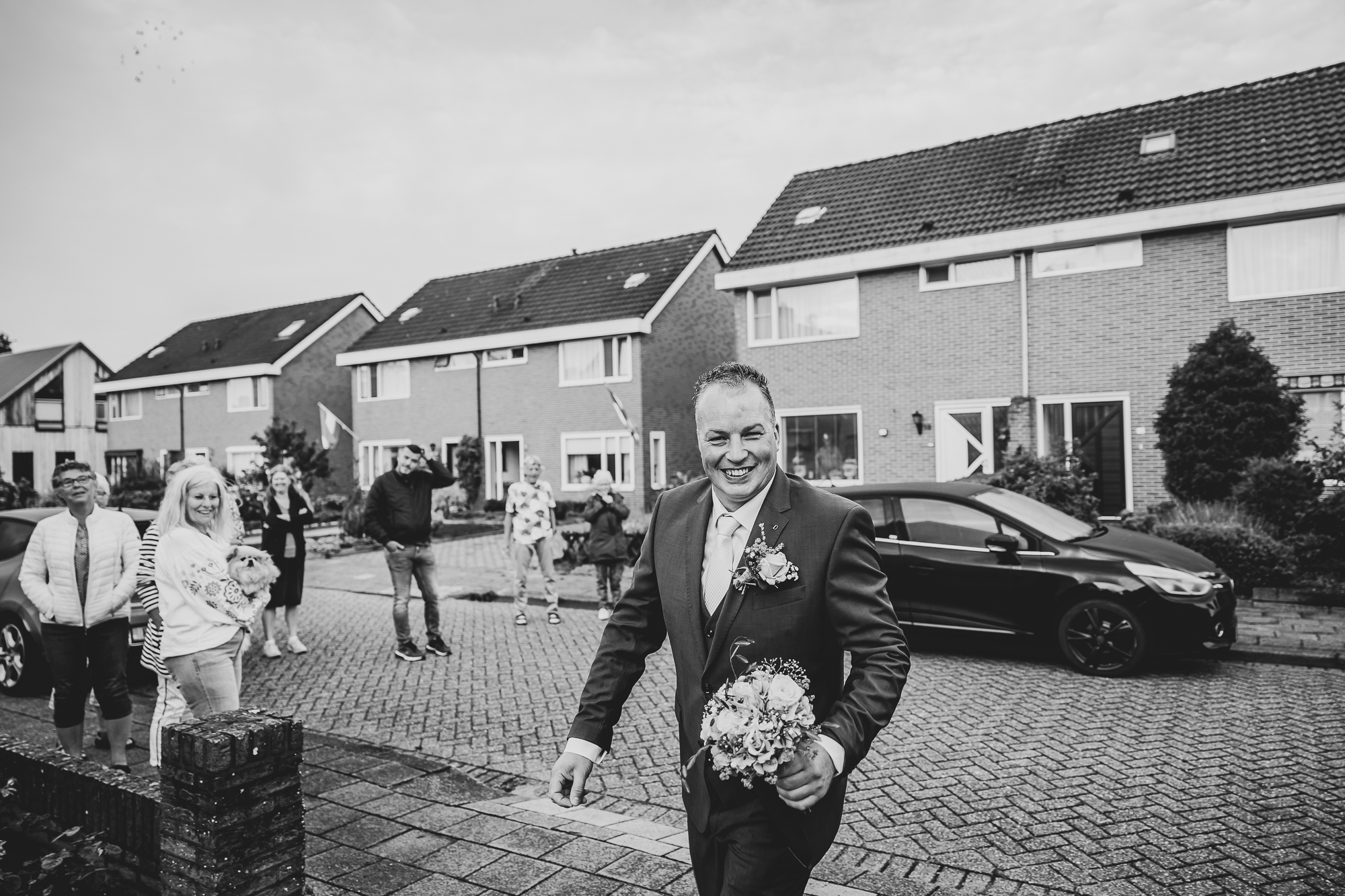 Bruidegom haalt zijn bruid op. Fotoreportage door fotograaf Nickie Fotografie uit Dokkum, Friesland.