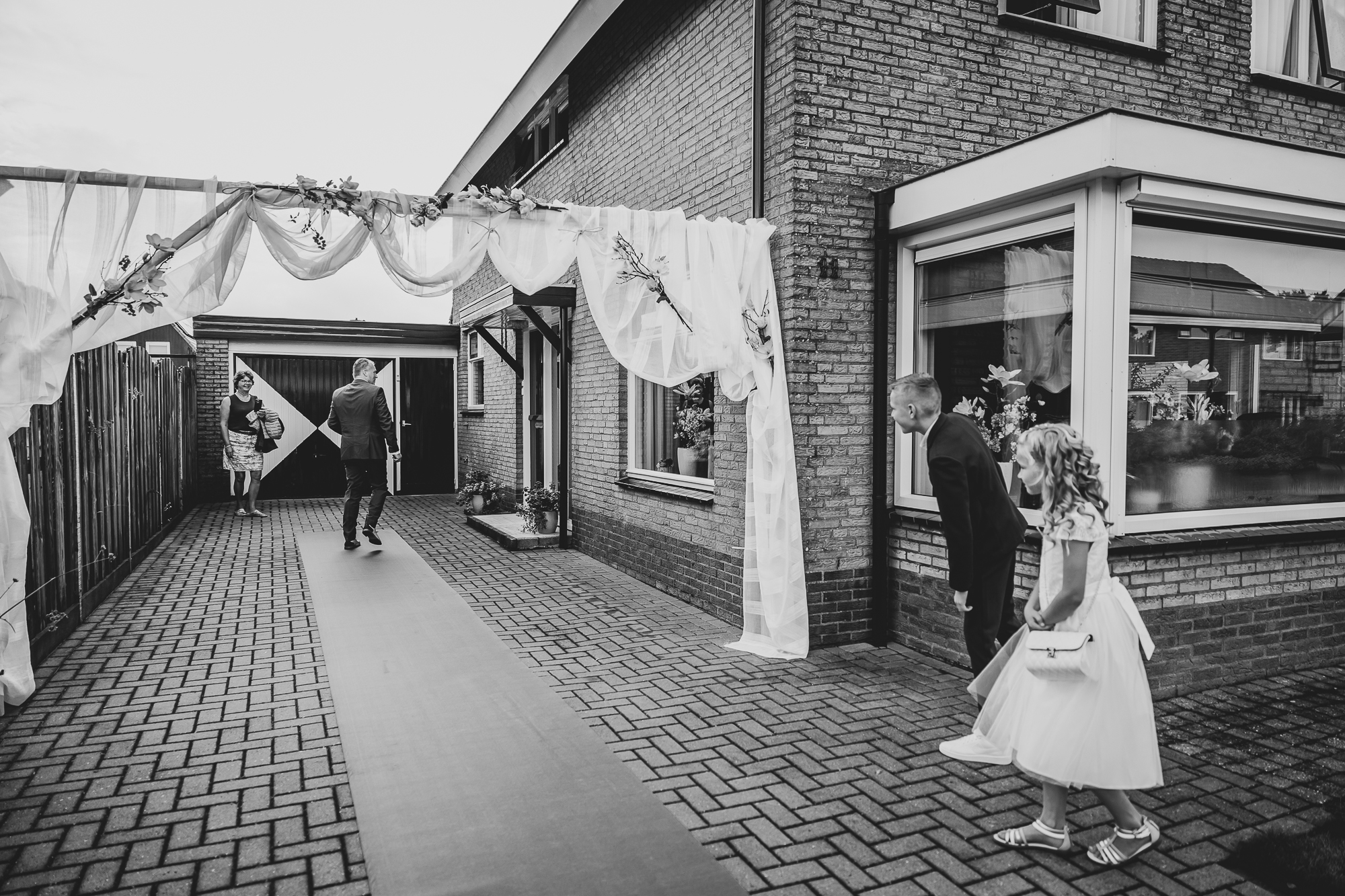Het ophalen van de bruid. Trouwfotografie door trouwfotograaf Nickie Fotografie uit Dokkum, Friesland.
