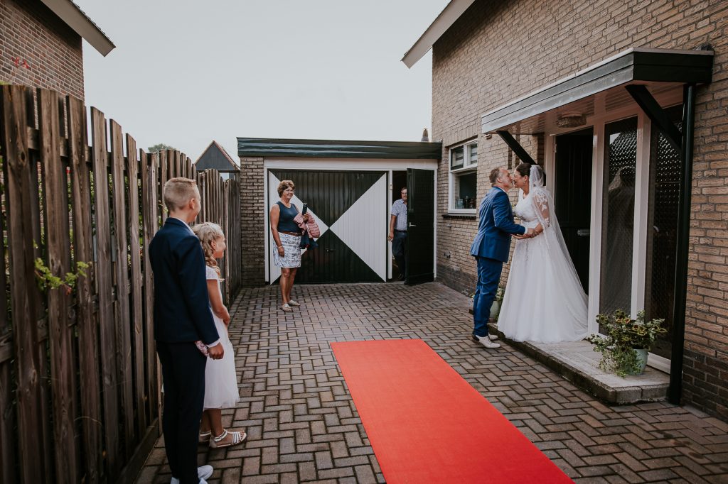 1e blik van het bruidspaar. Bruidsfotografie door bruidsfotograaf Nickie Fotografie uit Dokkum, Friesland.