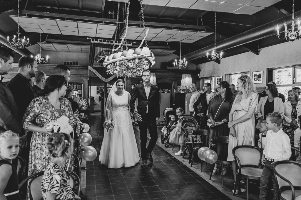 Het weggeven van de bruid. Zwart-wit bruidsreportage door bruidsfotograaf Nickie Fotografie uit Dokkum, Friesland.