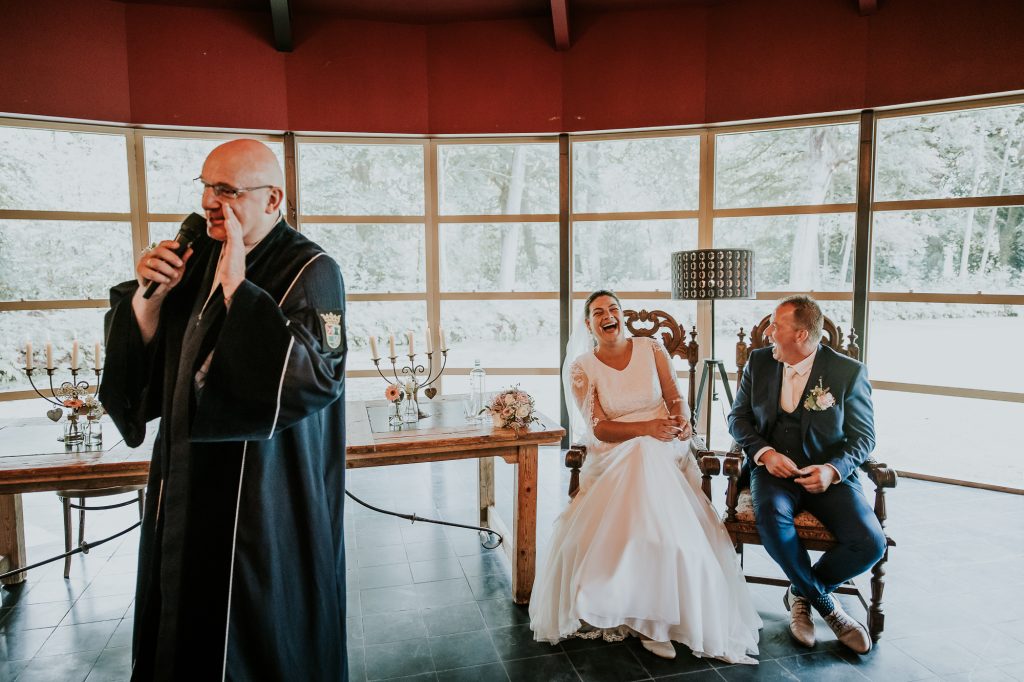 Trouwen bij Stania State.  Het bruidspaar heeft de grootste lol door de speech van de babs. Trouwreportage door huwelijksfotograaf Nickie Fotografie uit Dokkum, Friesland.