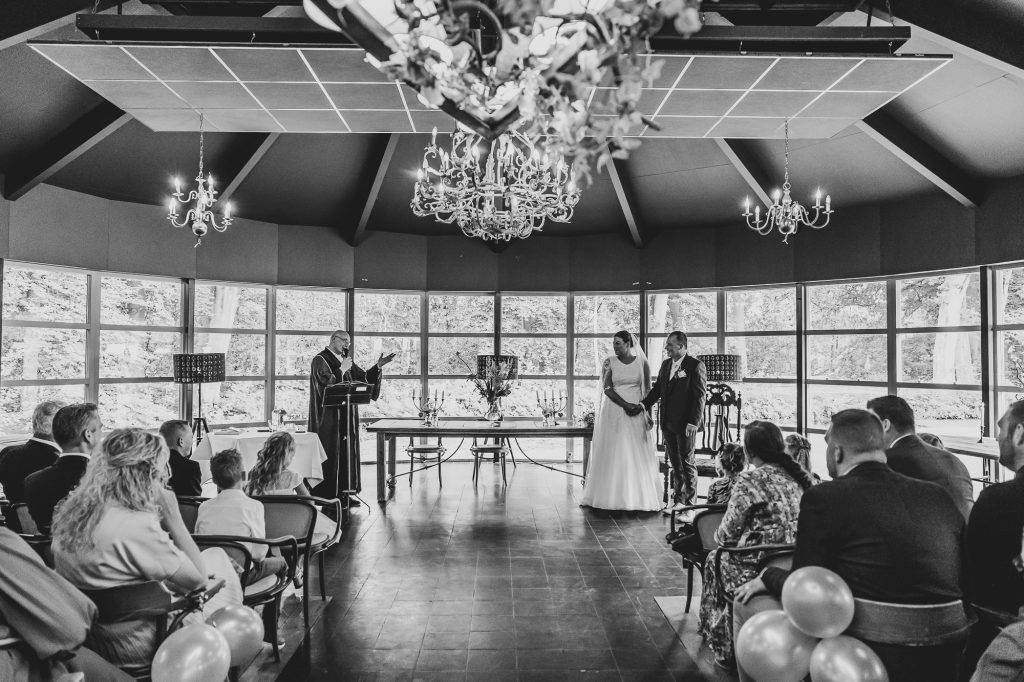 Het Ja-woord in Oenkerk. Bruiloft bij Stania StateBruidsfotografie door bruidsfotograaf Nickie Fotografie uit Friesland.