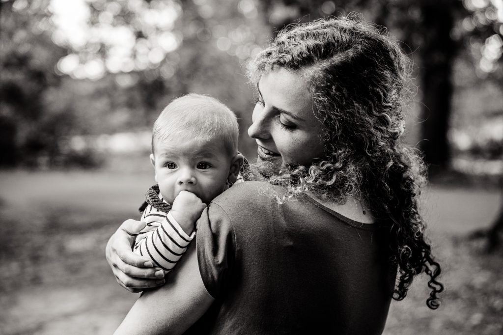 Zwartwit babyportret met zijn moeder door fotograaf Nickie Fotografie uit Dokkum.