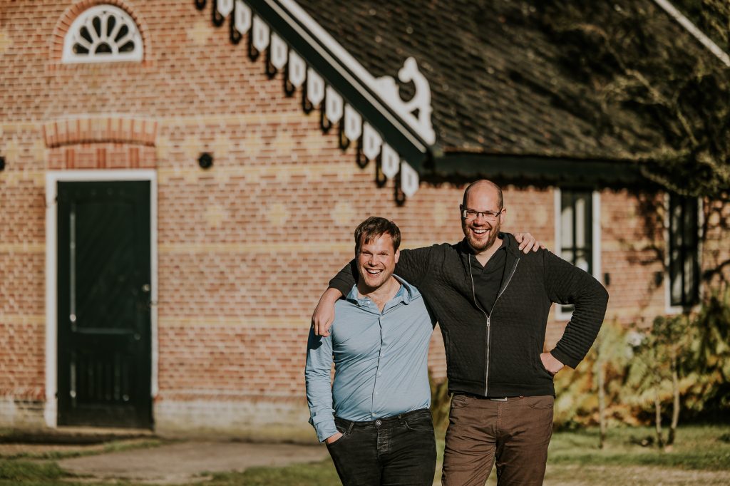 Portret van twee broers door fotograaf Nickie Fotografie uit Dokkum, Friesland.