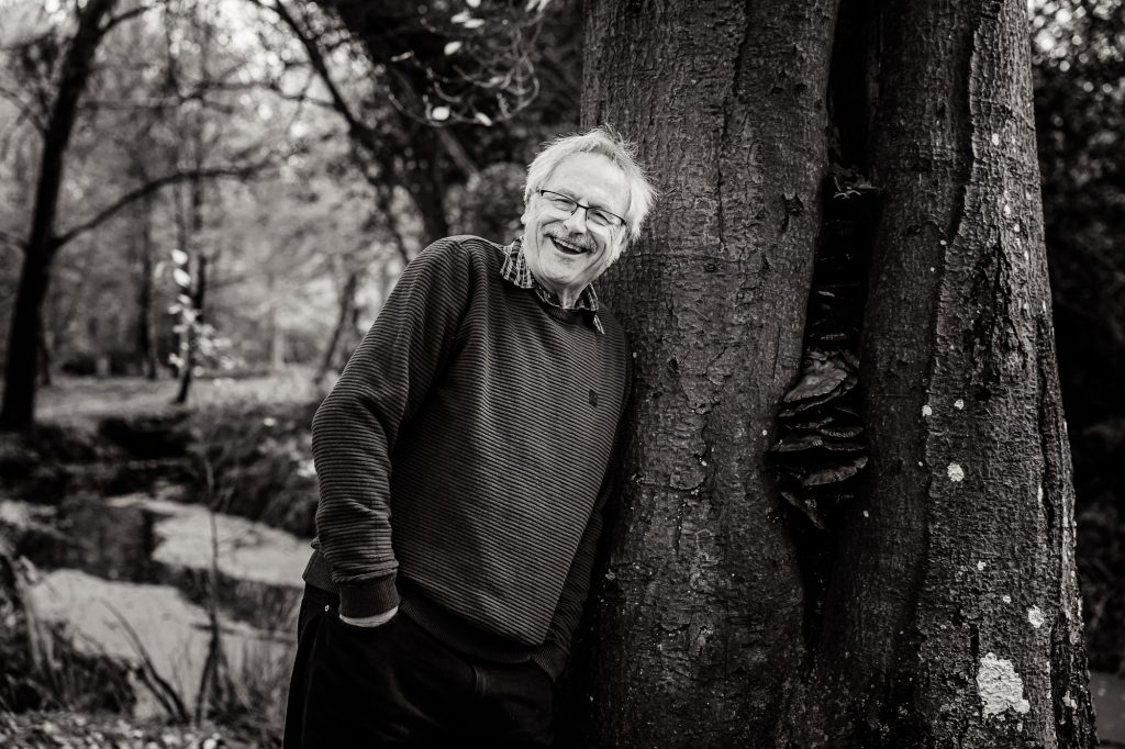 Fotograaf Friesland. Zwartwit portret van bejaarde man in het bos.