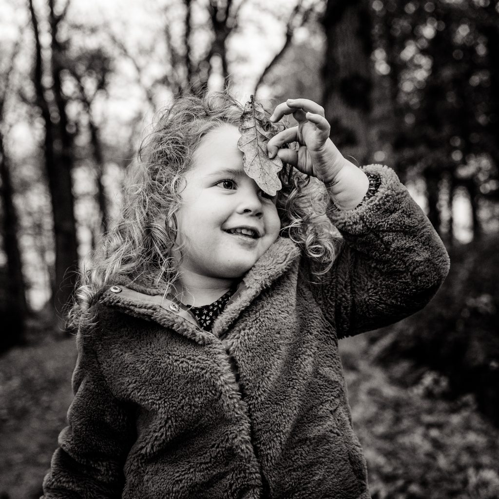 Kinder herfstshoot Friesland.  Wart-wit fotoreportage in het bos door fotograaf Nickie Fotografie.