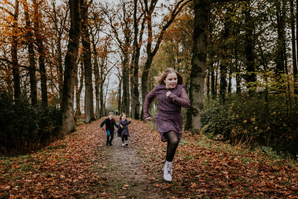 Herfst kindershoot Friesland door fotograaf Nickie Fotografie.