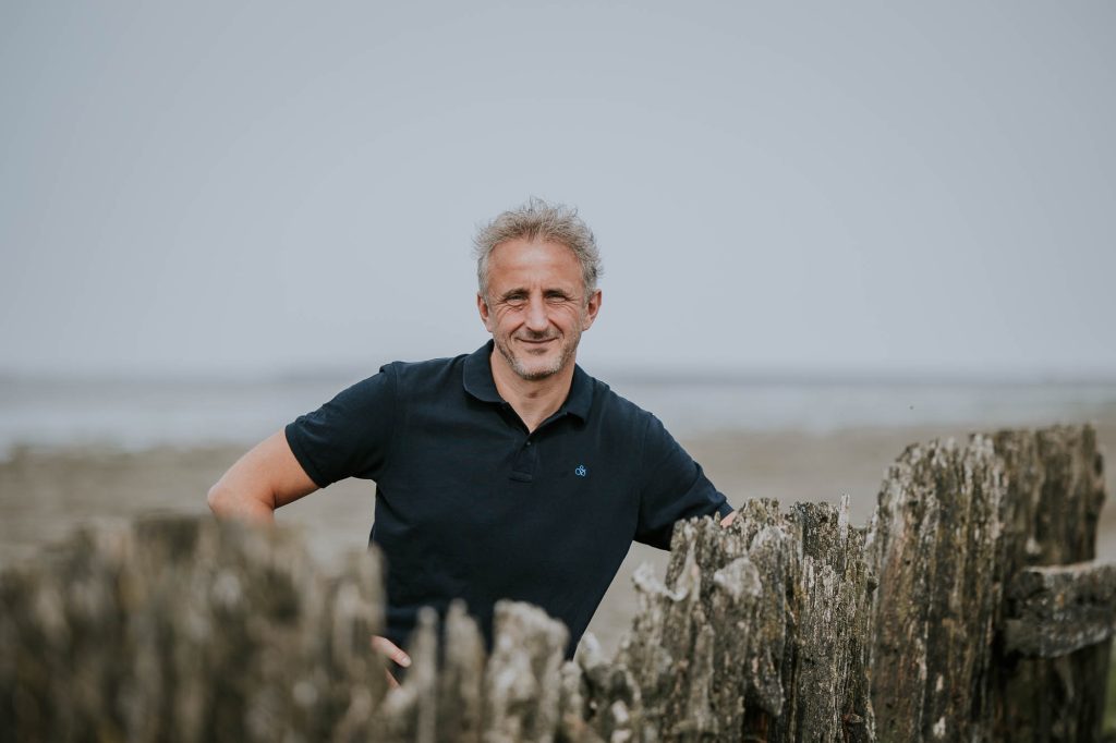Fotoshoot Friesland. Portretfotografie bij de paaltjes in de Waddenzee bij Moddergat door Nickie Fotografie.