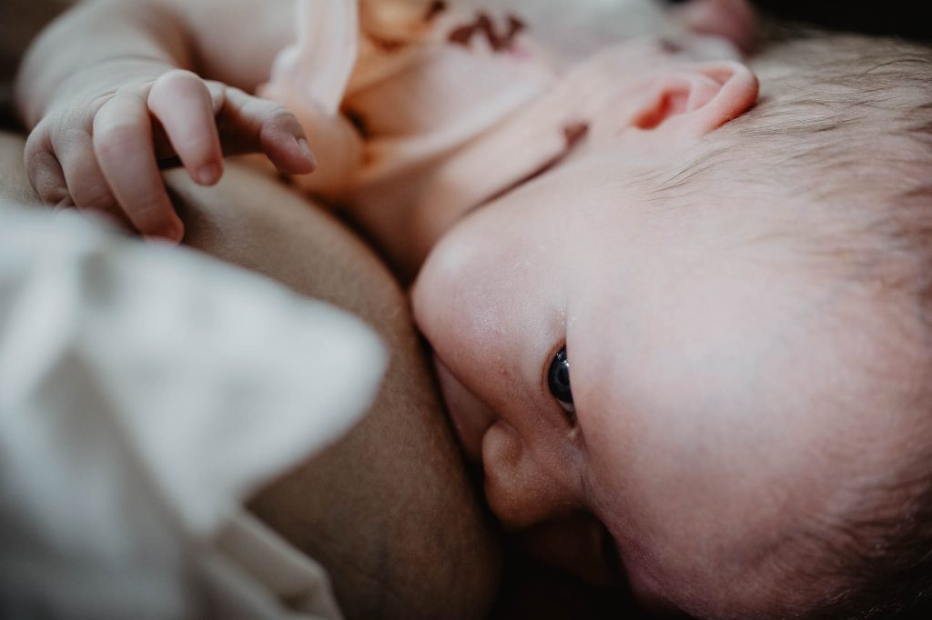 Babyfotografie Friesland door newbornfotograaf Nickie Fotografie. Borstvoeding geven.