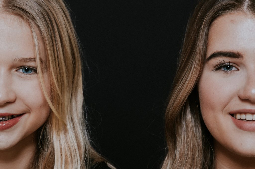 Dubbelportret van twee zusjes door fotograaf Nickie Fotografie uit Dokkum.