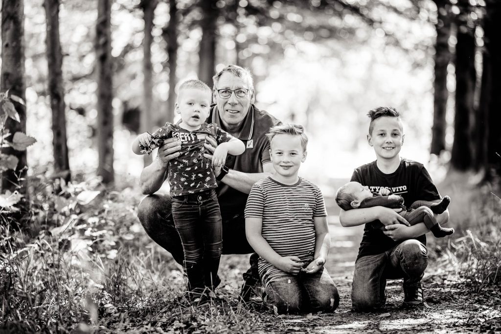 Portret van opa met zijn kleinzonen in het bos door fotograaf Nickie Fotografie uit Friesland.