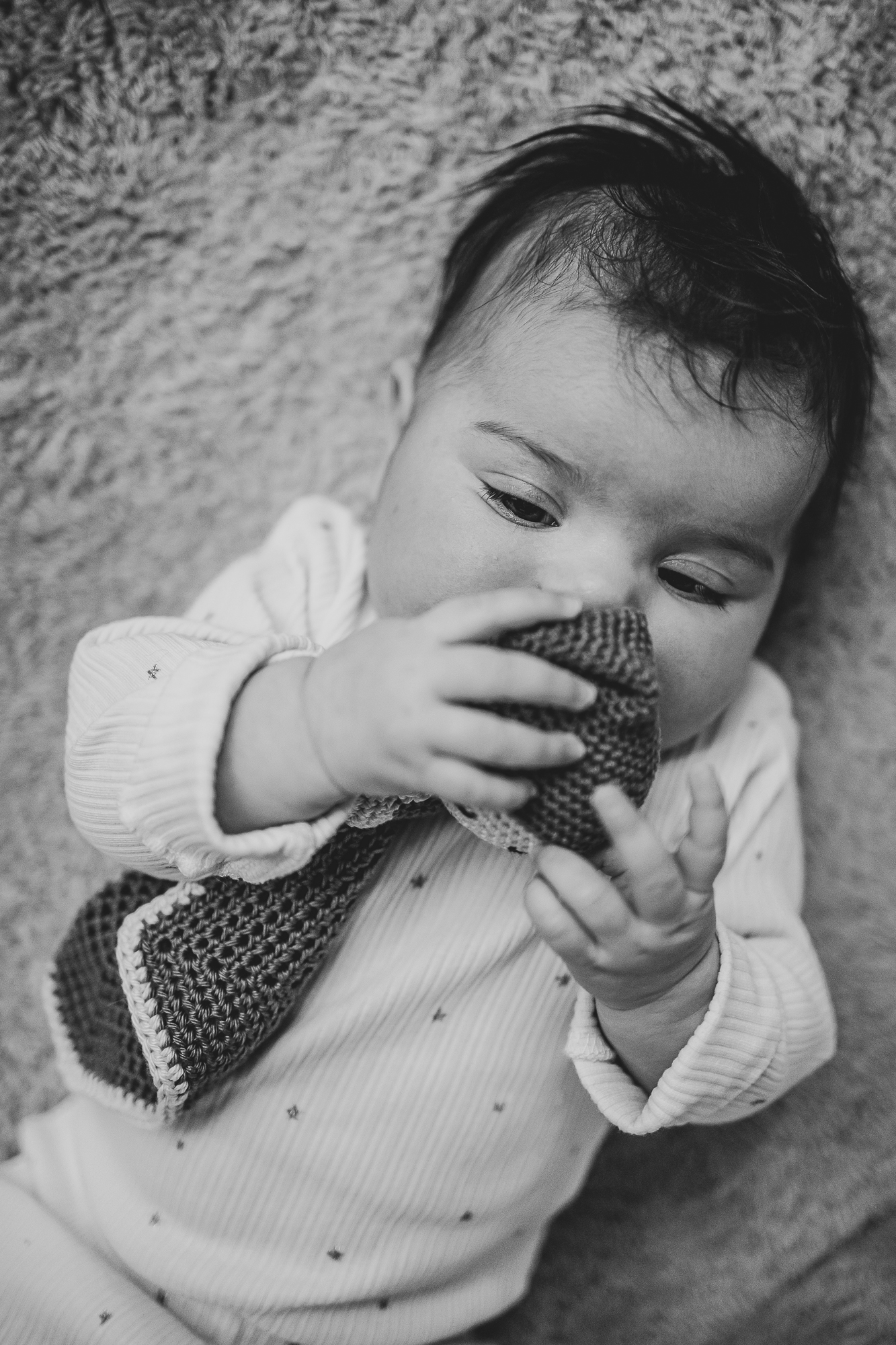 Zwart-wit babyreportage door babyfotograaf Nickie Fotografie uit Dokkum.