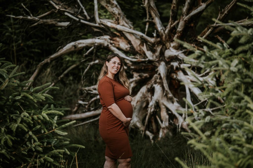Bollebuikshoot bij omgewaaide boom door zwangerschapsfotograaf Nickie Fotografie uit Frieland. 