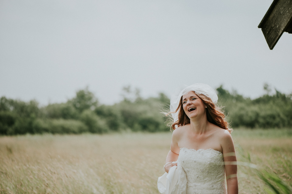 Lachende bruid. Trouwfotografie door Nickie Fotografie