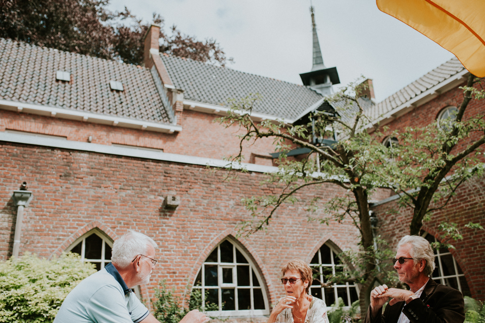 Daggasten gezellig aan het praten tijdens de receptie bij Karmelklooster Drachten. Trouwfotograaf Friesland. Nickie Fotografie