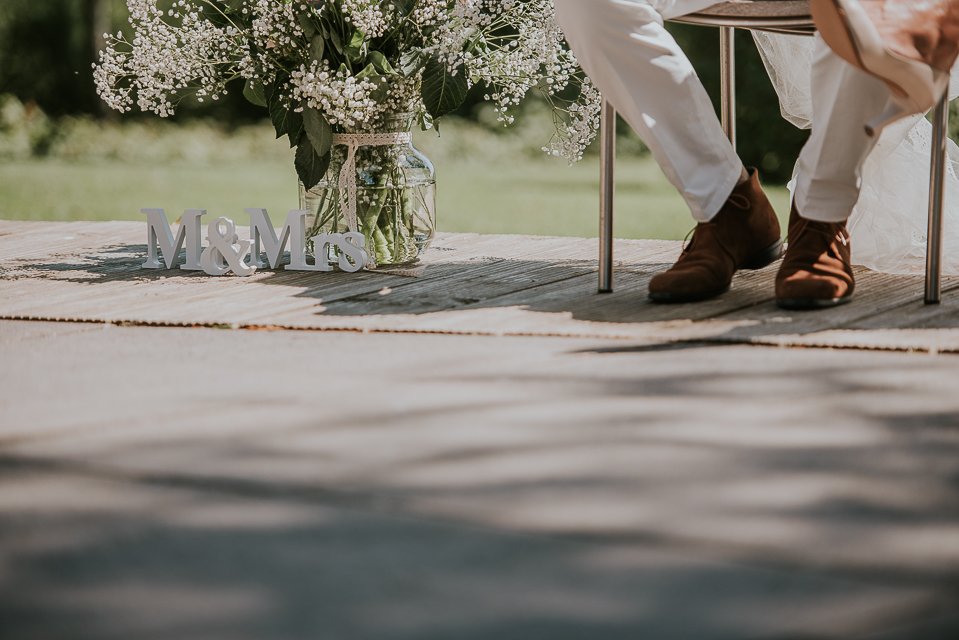 Bruidsfotografie in Friesland. Mr & Mrs letters bij de buiten trouwceremonie. Gefotografeerd door huwelijksfotograaf Nickie Fotografie uit Dokkum.