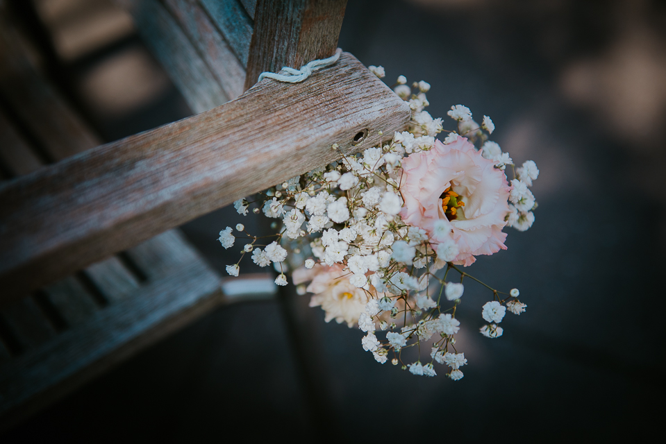 Stoelversiering van bloemen voor de trouwceremonie. Huwelijksfotografie door Nickie Fotografie uit Dokkum, Friesland.