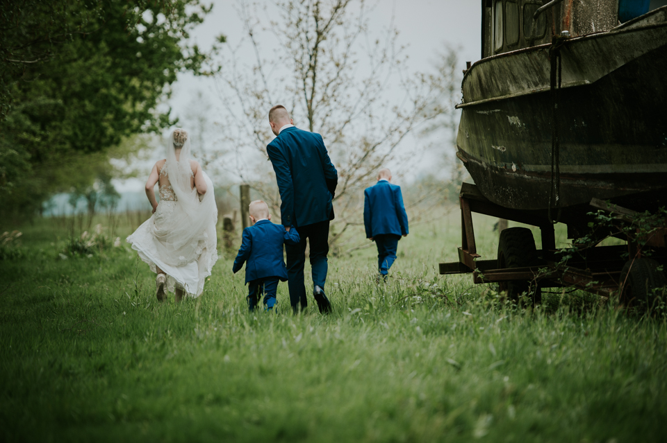 bruid en bruidegom met de kinderen fotoshoot