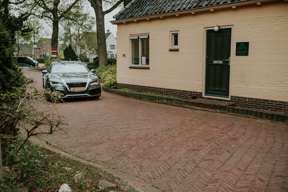 Trouwen in Leek met trouwauto Audi RS 7.