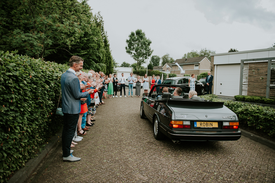 Aankomst bruidspaar in Saab 900 turbo cabrio door Nickie Fotografie.