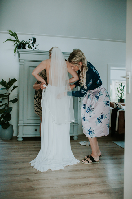 Voorbereidingen van de bruid door Nickie Fotografie.