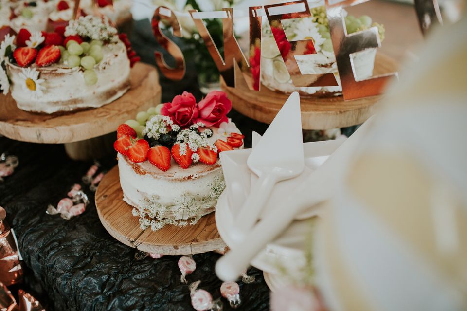 Taartentafel op de bruiloft, door Nickie Fotografie.