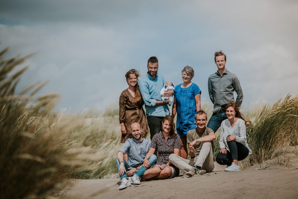 Familieportret in de duinen van Ameland door portretfotograaf Nickie Fotografie uit Dokkum, Friesland