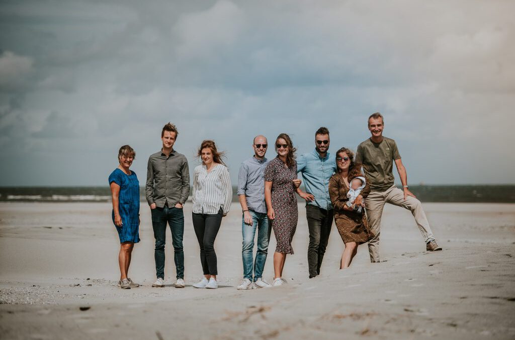 Familie fotoshoot op het strand van Ameland door fotograaf Nickie Fotografie uit Dokkum, Friesland
