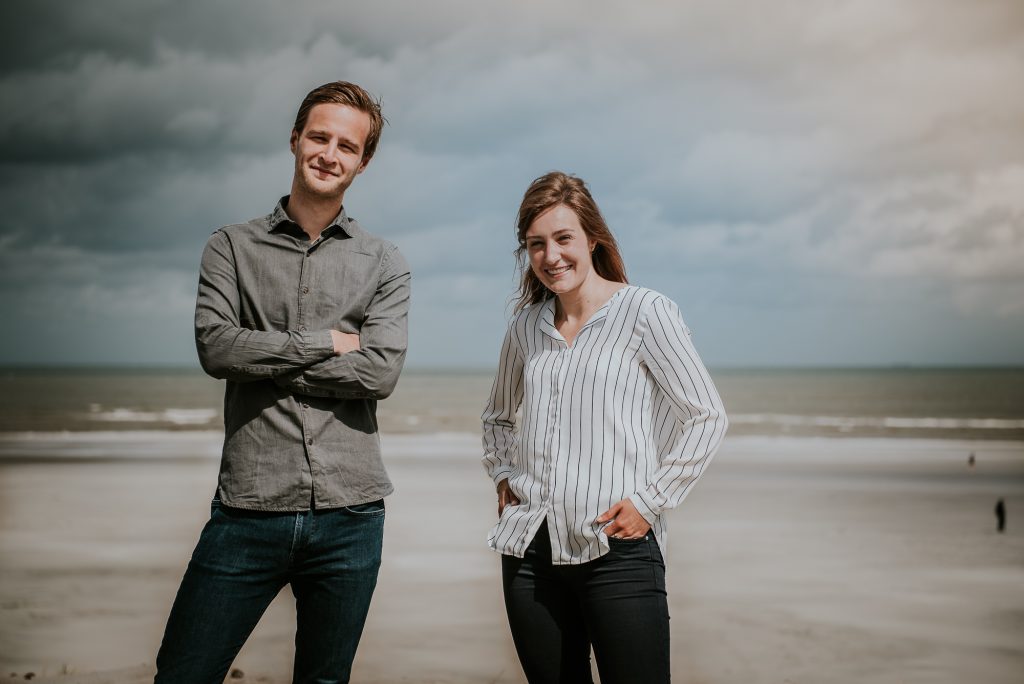 Couple shoot op het strand van Ameland door prtretfotograaf Nickie Fotografie uit Dokkum, Friesland
