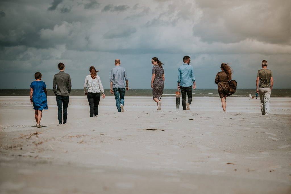 Groepsportret op het strand van Ameland door fotograaf Nickie Fotografie uit Dokkum, Friesland