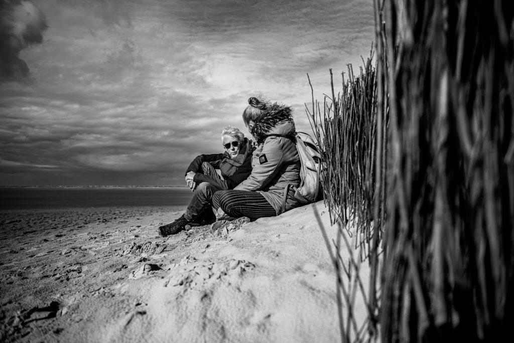 Op het strand. Fotosessie door lifestyle fotograaf Nickie Fotografie uit Dokkum, Friesland