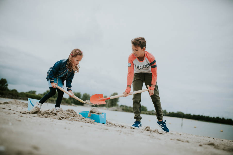 Zandkasteel bouwen op strand, familietijd, Nickie Fotografie