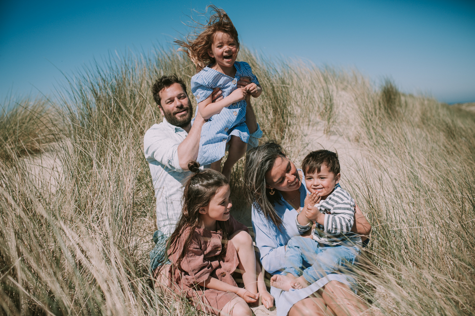 Familieportret in de duinen door familiefotograaf Friesland