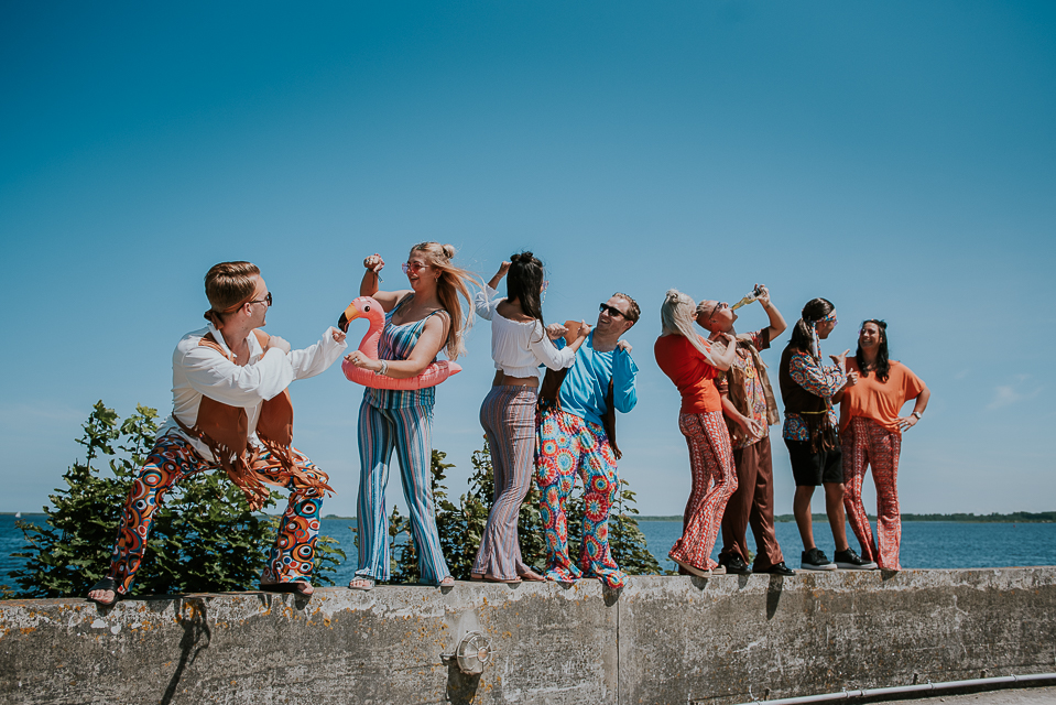 Hippie groepsportret bij het Lauwersmeer door portretfotograaf Nickie Fotografie uit Dokkum