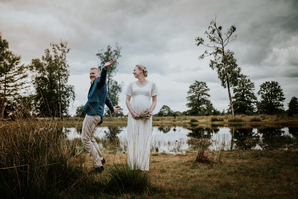 Spelen tijden de trouwreportage in Appelscha. Bruidsfotografie door bruidsNickie Fotografie uit Dokkum, Friesland